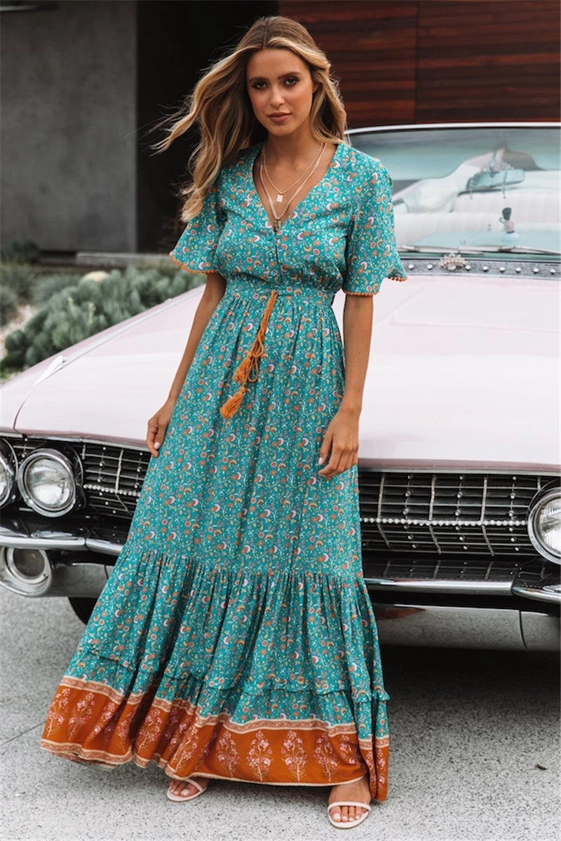 Boho kleid lang für den Sommer mit Blumenmuster weiß auf braun