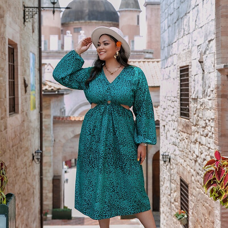 Langes Kleid in großen Größen im Boho-Stil mit blauem und schwarzem Leopardendruck
