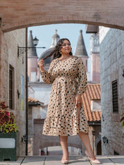 Langes Kleid in Übergröße mit Leopardenmuster beige