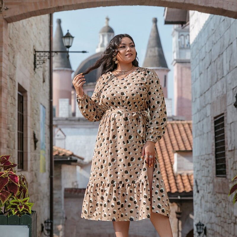 Langes Kleid in Übergröße mit Leopardenmuster beige