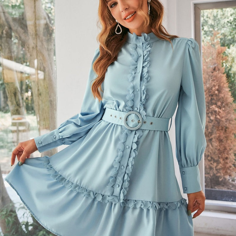 Minikleid im Boho-Stil mit Rüscheneinsätzen und blauem Stoff