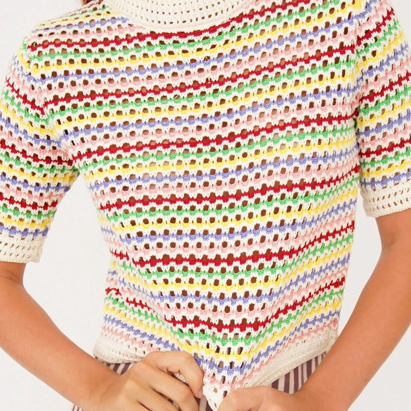 Gehäkeltes T-Shirt mit mehrfarbigem Muster