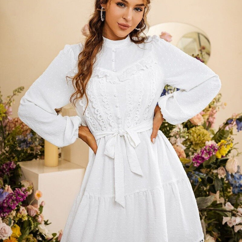 Weißes Kleid im Boho-Stil mit langen Ärmeln und Stickereien