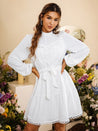 Weißes Kleid im Boho-Stil mit langen Ärmeln und Stickereien