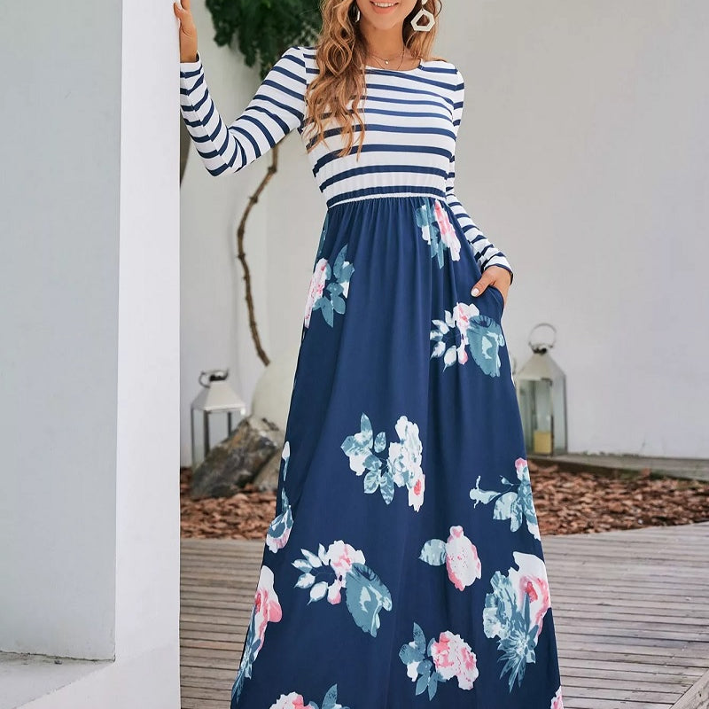 Maxikleider im boho style mit Streifen und Blumendruck auf blauem Grund